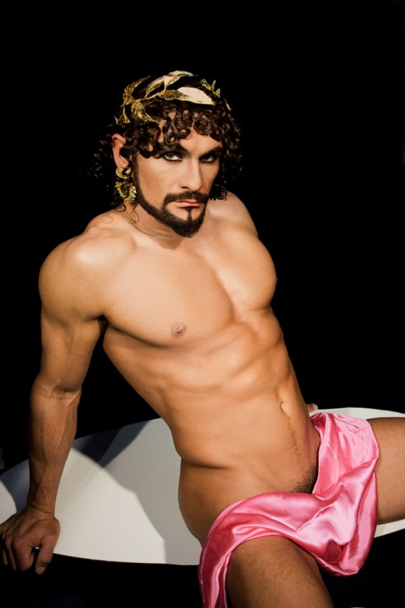 KURTZuesleaningback1WEB